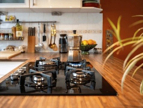 Instalação de gás residencial com fogão em cozinha